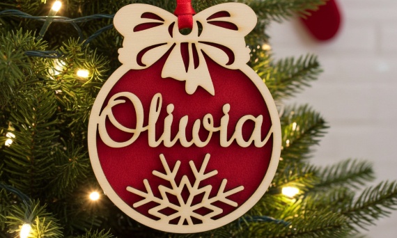 Personalizowane bombki drewniane – magia imienia na Twojej choince